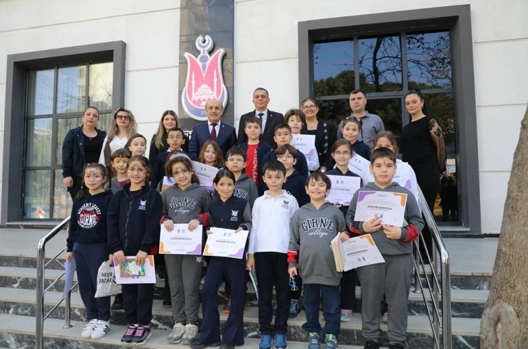 Minik öğrenciler kütüphane ziyaretinde kitap bağışında bulundu 