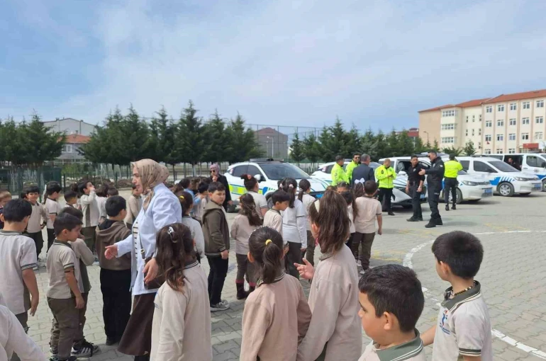 Minik öğrenciler polislik mesleğini yakından tanıdı 