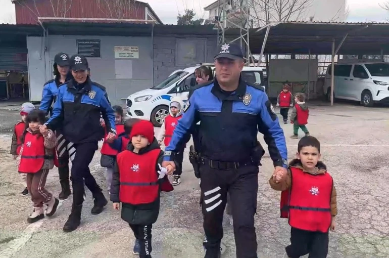 Minik öğrencilerden emniyete ziyaret