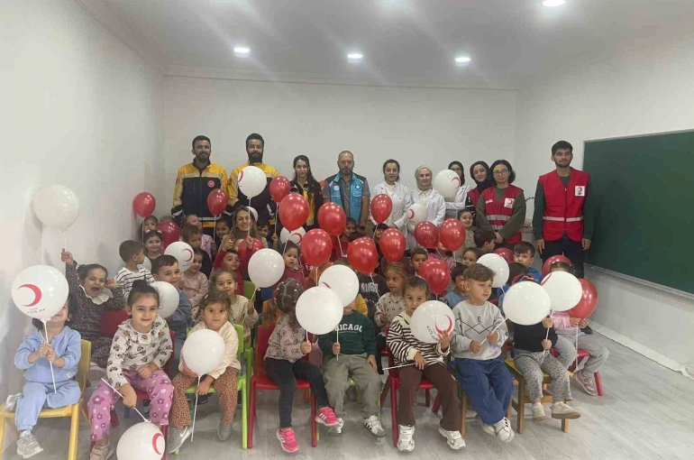 Minik öğrencilere ambulans tanıtımı 