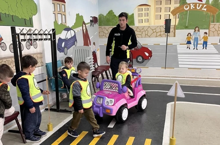 Minik öğrencilere uygulamalı trafik eğitimi 