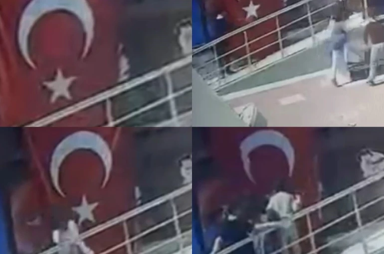 Minik öğrencilerin bayrak hassasiyeti: Topun çarptığı bayrağı öptüler 