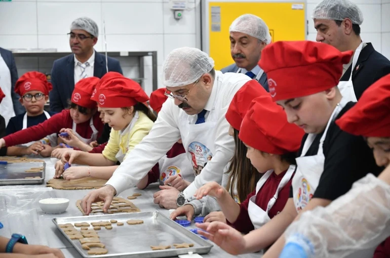 Minik şeflerden 23 Nisan’a özel kurabiye 