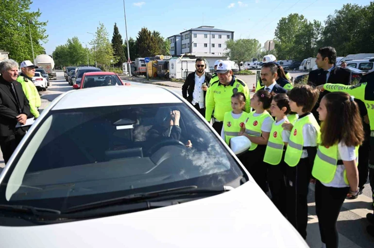 Minik trafik dedektifleri görev başında: Hem öğrendi hem öğretti 