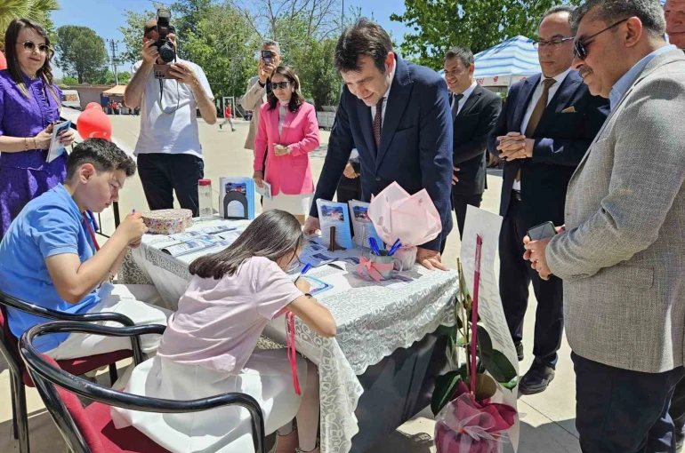 Minik yazarlar kitaplarını imzaladı 