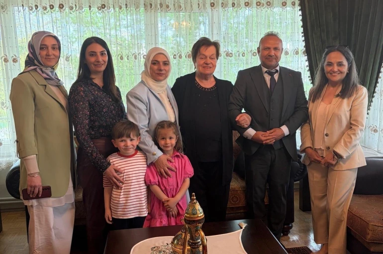 Minik yüreklerden Şükran Teyze’ye duygu dolu anneler günü 