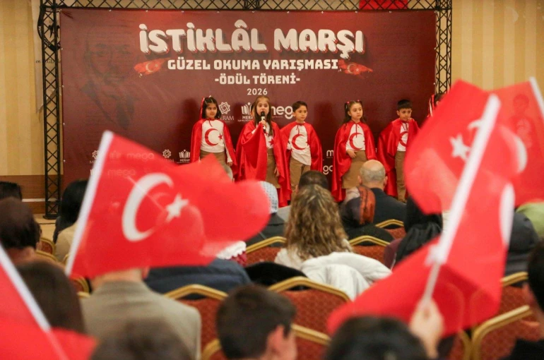 Minikler İstiklal Marşı'nı en güzel okuyan olmak için yarıştı