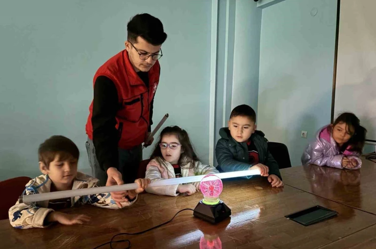 Minikler ’Tesla Bobini’ ile bilimin izini sürdü 