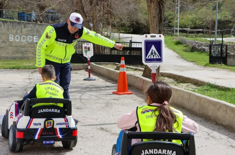 Minikler trafik güvenliğini jandarmadan öğrendi 