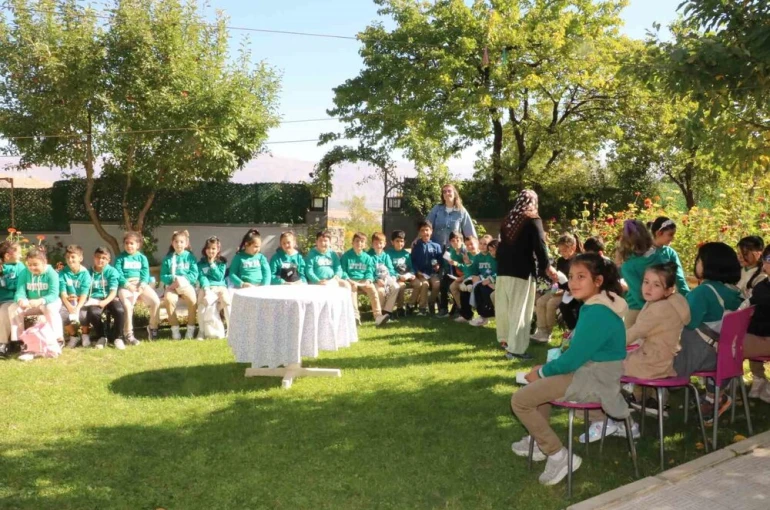 Minikler yöresel ürün pekmezli yufkayı hem açtılar hem de tattılar