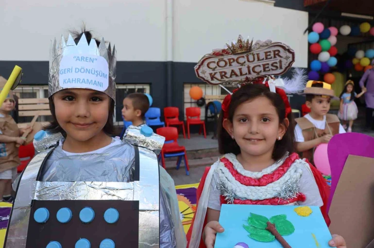 Miniklere bayat ekmekle yemek yapmayı öğrettiler