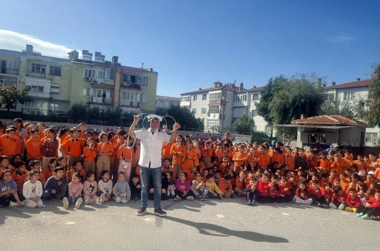 Miniklere kahkaha ve kültür şöleni 