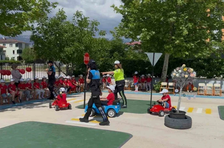 Miniklere uygulamalı trafik eğitimi 