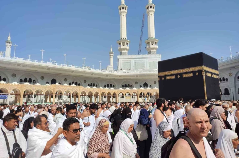 Miraç Kandilinde Kâbe’de mahşerî kalabalık