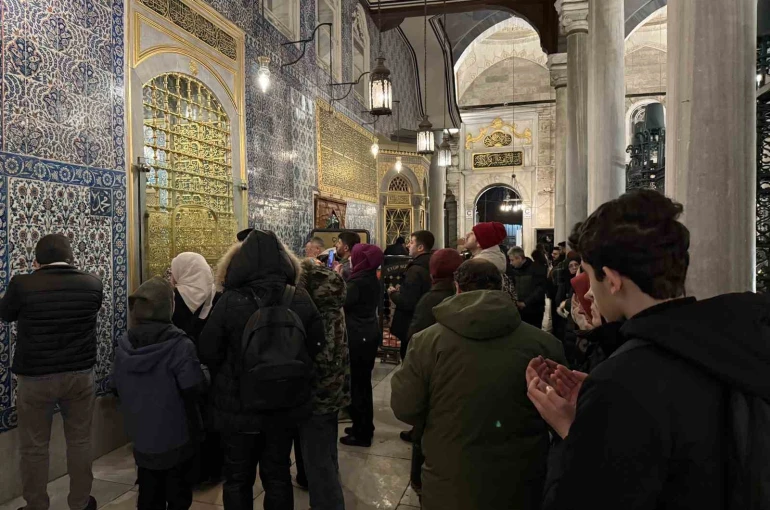 Miraç Kandili’nde vatandaşlar Eyüpsultan Camii’ne akın etti 