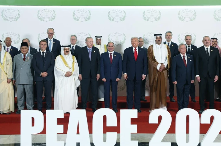 Mısır’daki Barış Zirvesi’ne katılan liderlerden aile fotoğrafı