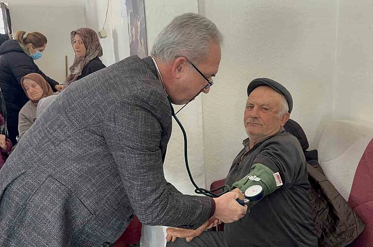 Mobil sağlık timleri, köy köy gezerek sağlık dağıtıyor 