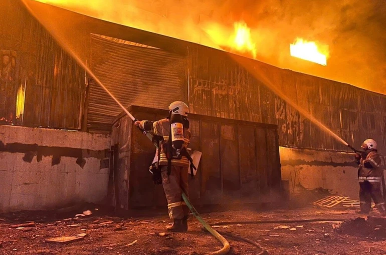 Mobilya fabrikasında yangın kontrol altında 