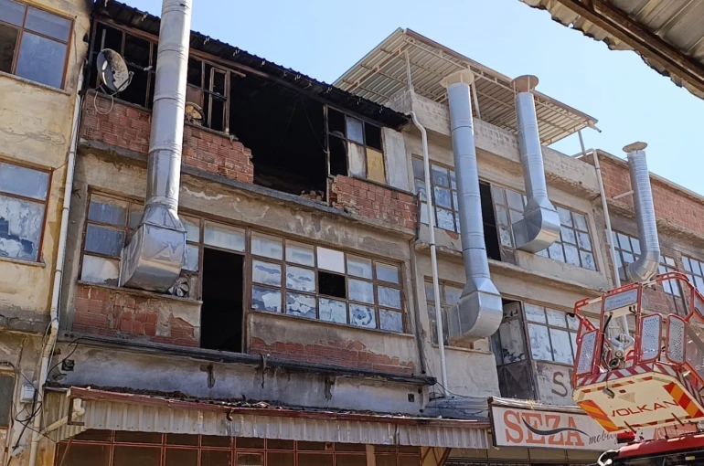 Mobilya imalathanesinde korkutan yangın 