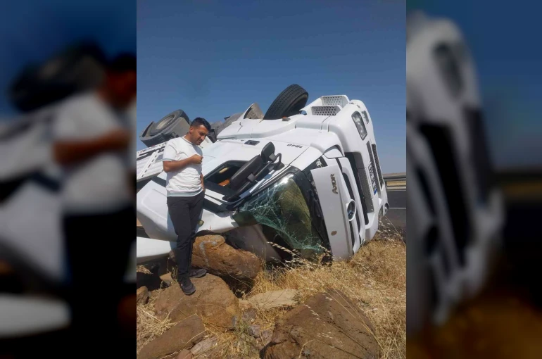 Mobilya yüklü tır devrildi, sürücü hafif yaralandı