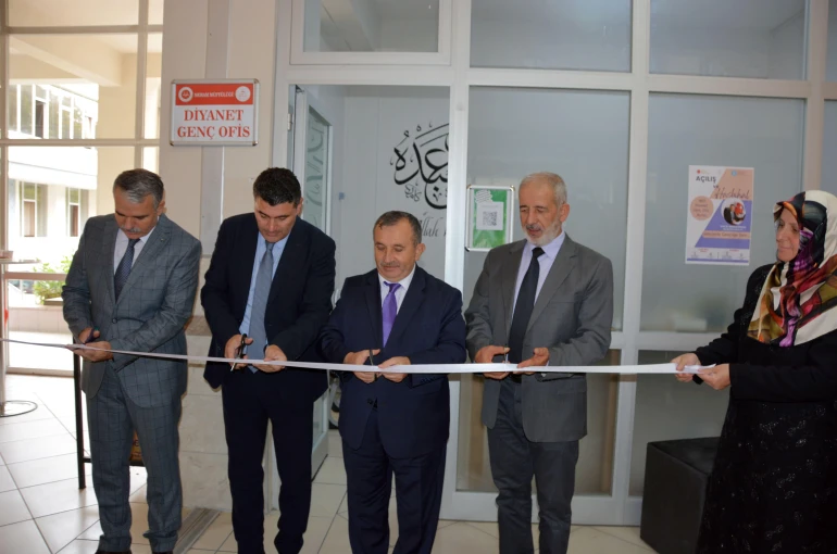 Modern Toplumun Gençliğe Biçtiği Rol Gençlerde Baskı ve Duygusal Yorgunluğu Beraberinde Getiriyor