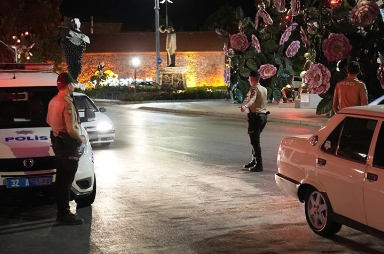 Modifiye ve abartı egzozlu araçlara gece denetimi 