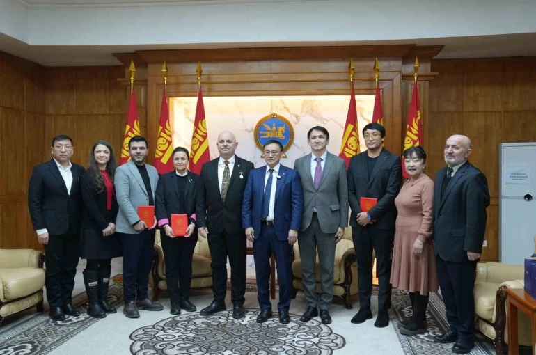 Moğolistan’daki ilk çocuk kemik iliği naklini Türk ve Moğol hekim ekipleri birlikte gerçekleştirdi 