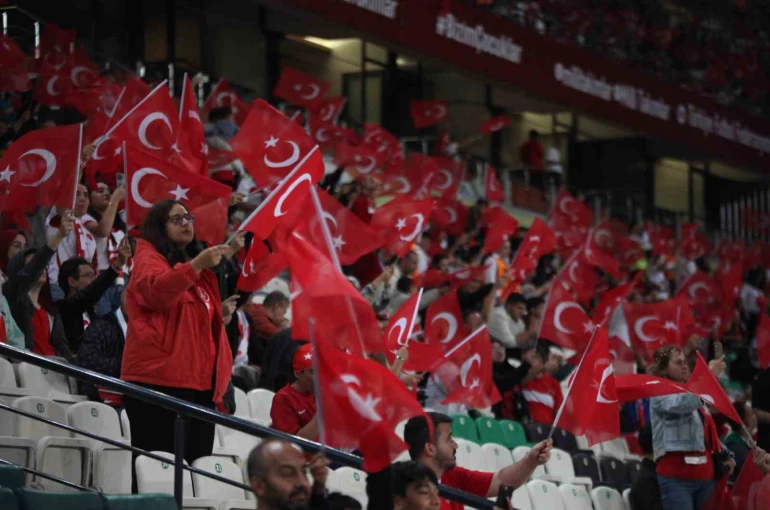 Montella, İspanya karşısında kazanan kadroyu bozmadı 