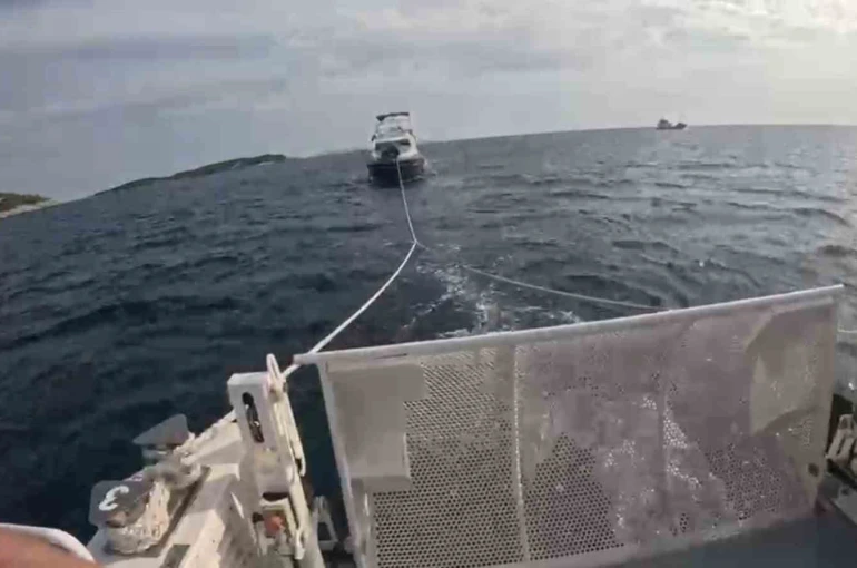 Motor arızasıyla sürüklenen teknedeki iki kişi kurtarıldı 