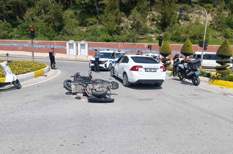 Motosiklet ile otomobil çarpıştı, 2 genç yaralandı 
