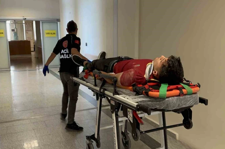 Motosiklet ile otomobil çarpıştı: 2 yaralı