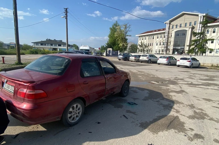 Motosiklet ile otomobil çarpıştı: 5 yaralı 