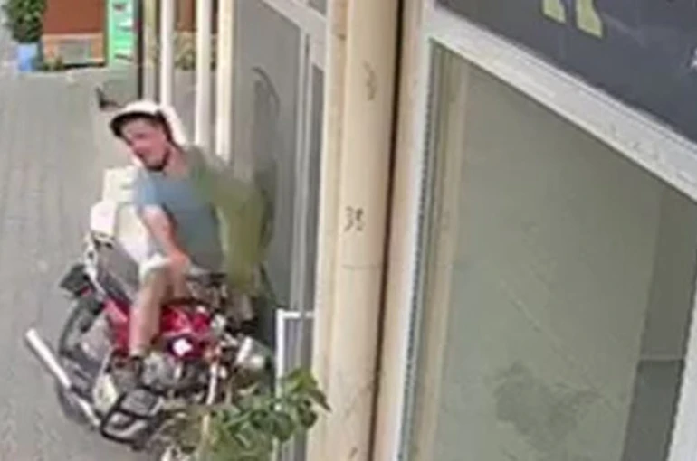 Motosiklet iş yerine girdi, kask hayat kurtardı 