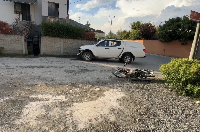 Motosiklet kamyonete çarptı: 2 ağır yaralı