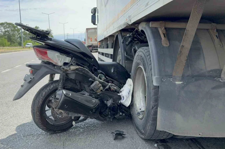 Motosiklet kamyonun tekerleri arasına ok gibi saplandı: Emekli komiser yardımcısı hayatını kaybetti