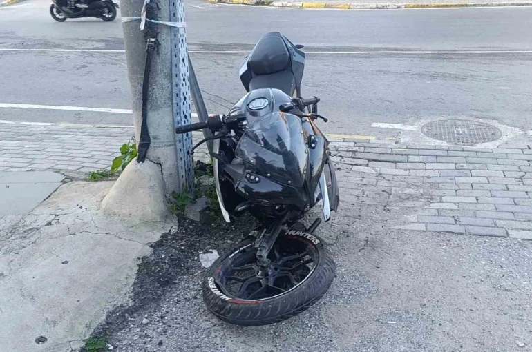 Motosiklet otomobile çarptı: 1 yaralı