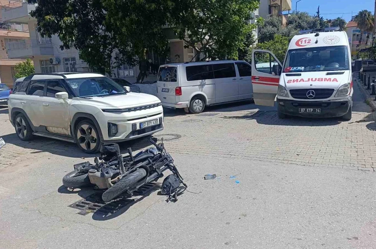 Motosiklet otomobile çarptı , o anlar güvenlik kamerasına yansıdı:1 yaralı