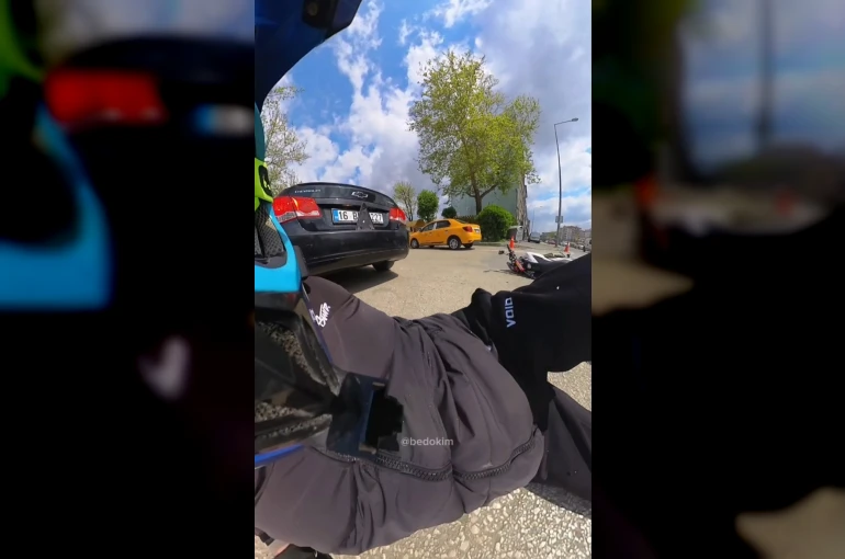 Motosiklet otomobile çarptı... O anlar kask kamerasına yansıdı 