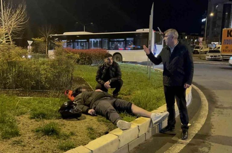 Motosiklet otomobile ok gibi saplandı: Kaza anı kamerada