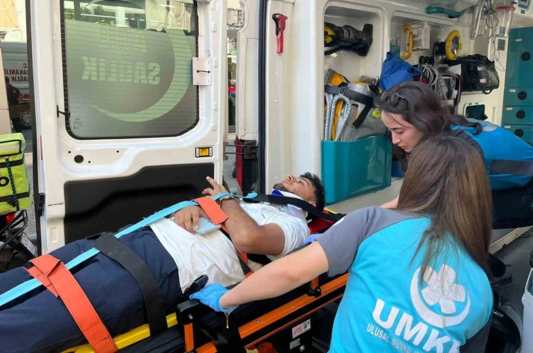 Motosiklet, park etmeye çalışan araca çarptı: 1 yaralı