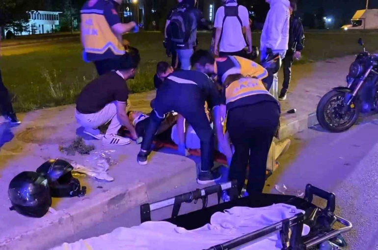 Motosiklet sürücüsü, emniyet şeridinde bekleyen motosikletlere çarptı: 3 yaralı 
