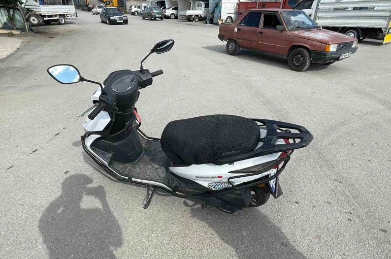 Motosiklet sürücüsünün yaralandığı kaza kameraya yansıdı
