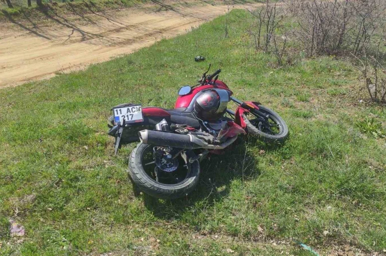 Motosiklet trafik tabelasına çarptı: 1 yaralı 