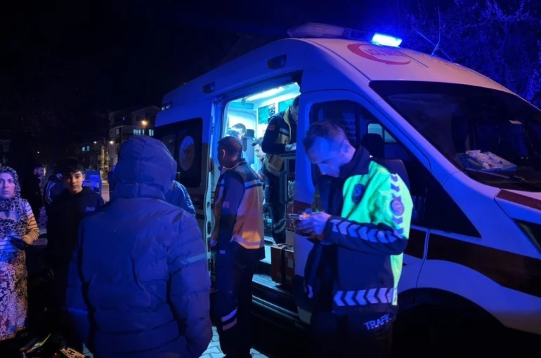 Motosiklet traktörün altında kaldı, sürücüsü araçtan atlayarak kurtuldu 