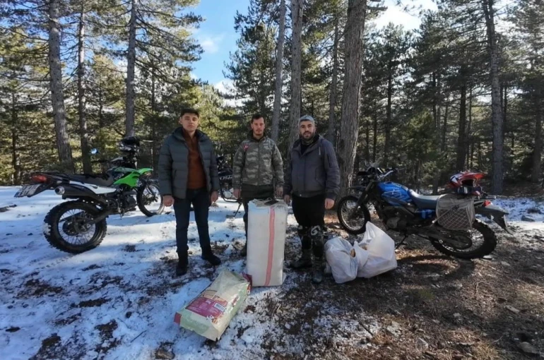Motosiklet tutkunları Amanoslar’da yaban ve sokak hayvanlarını unutmadı 
