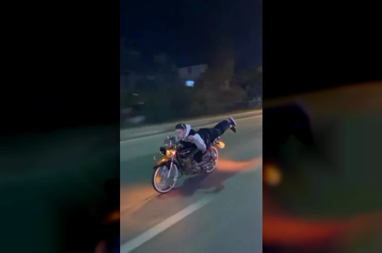 Motosiklet üzerinde tehlikeli şov 