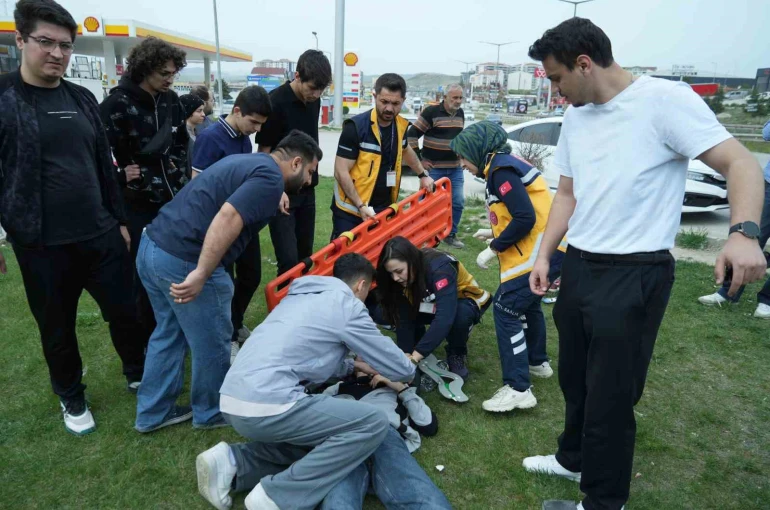 Motosiklete çarpan hafif ticari araç takla attı: Yaralı sürücünün yardımına vatandaşlar koştu 