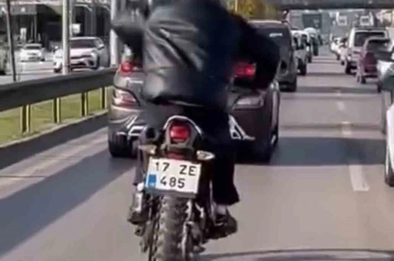 Motosikleti at sürer gibi sürdü 