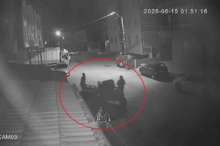 Motosikleti ittirerek çalan hırsızın 54 suç kaydı olduğu ortaya çıktı 