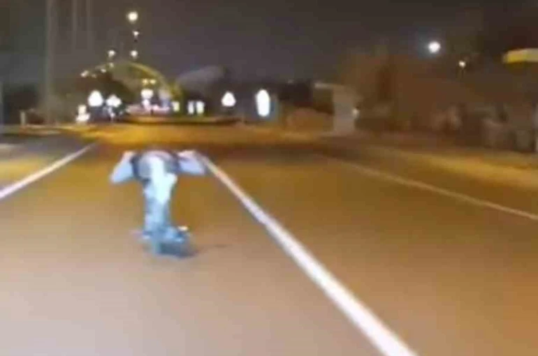 Motosikleti üzerine yatarak kullandı, ölüme davetiye çıkardı 